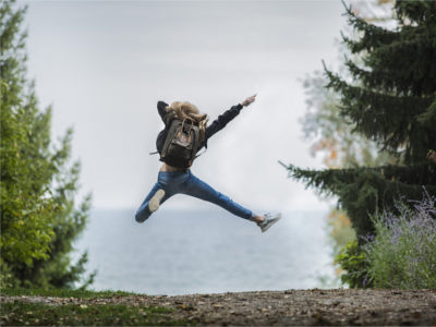 Femme sautant de joie