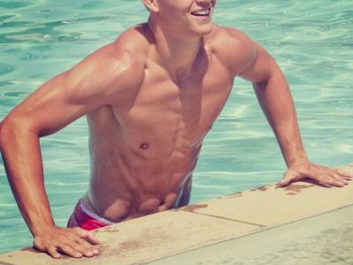 Homme sortant de la piscine